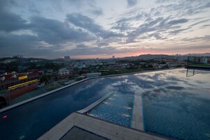 Una piscina al aire libre