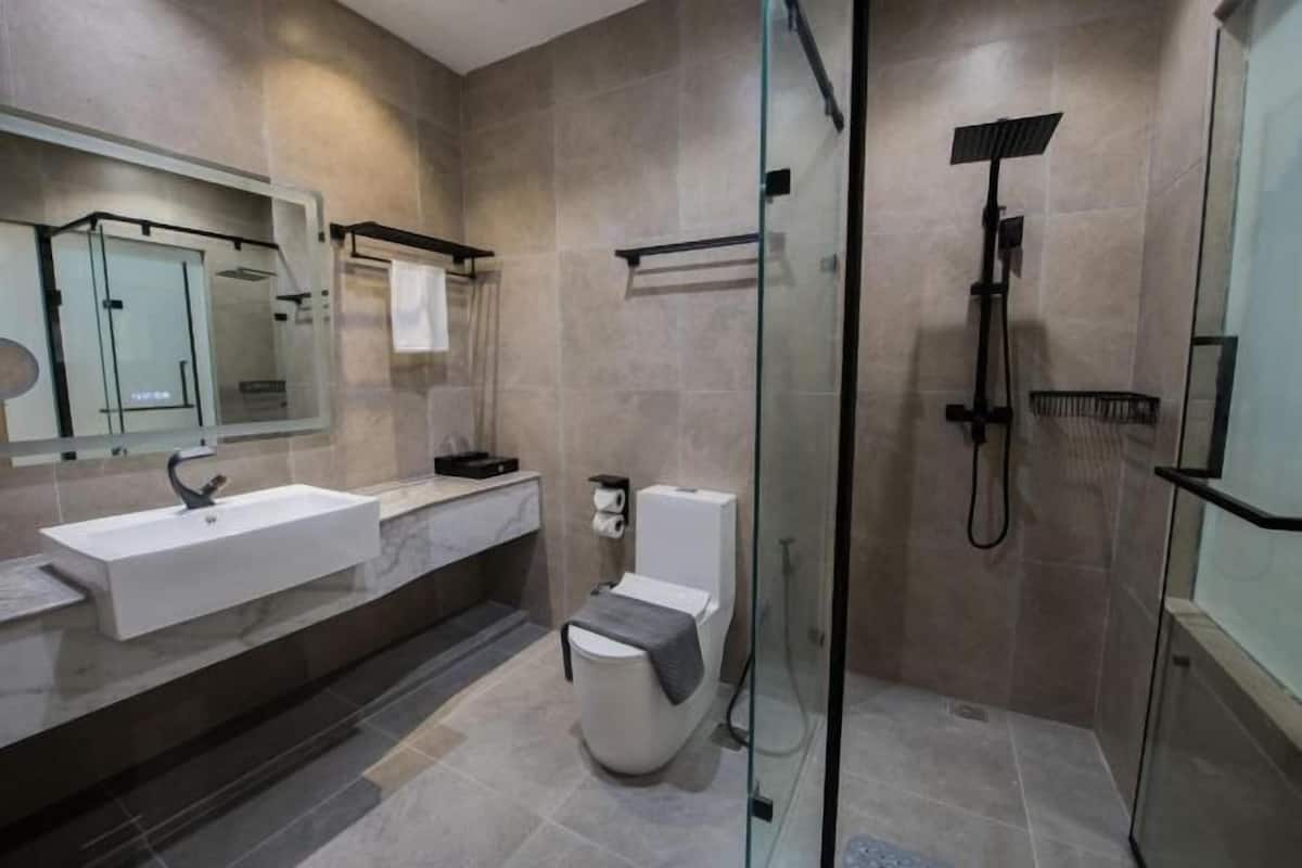 Shower, rainfall showerhead, free toiletries, hair dryer