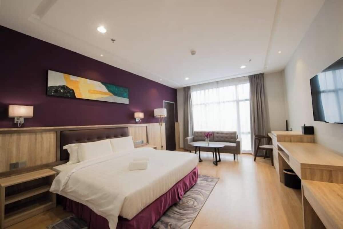 In-room safe, individually furnished, desk, laptop workspace