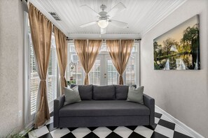 Smart TV, fireplace - Victorian House located minutes from Trilith Studios (Fayetteville)