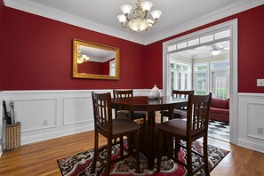 Dining - Victorian House located minutes from Trilith Studios (Fayetteville)
