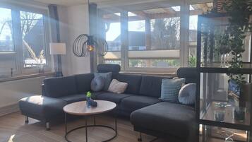 Smart-TV, Kamin, Bücher