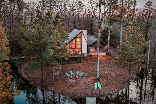Cabin Masterpiece on Private Lake 