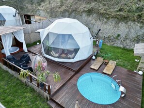 低刺激性寝具、ミニバー、WiFi (無料)、ベッドシーツ