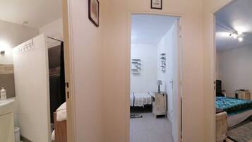 Douche, sèche-cheveux, serviettes fournies, savon