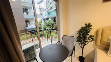 Deluxe Room | Ruang tamu | TV skrin rata