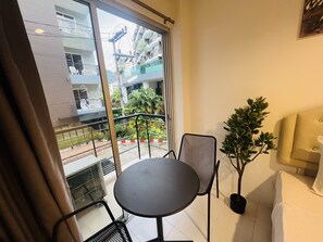 Habitación Deluxe | Zona de estar | Una televisión de pantalla plana