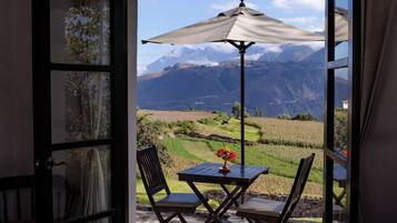 Dobbeltrom – exclusive, 1 dobbeltseng, tilpasset bevegelseshemmede, hageutsikt | Terrasse/patio