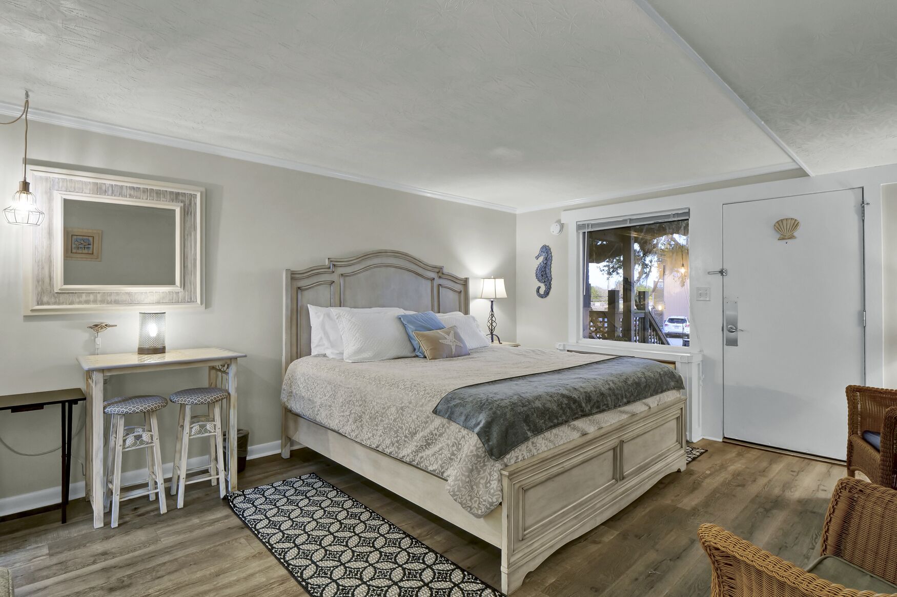 Skrivbord, strykjärn/strykbräda, internet och sängkläder