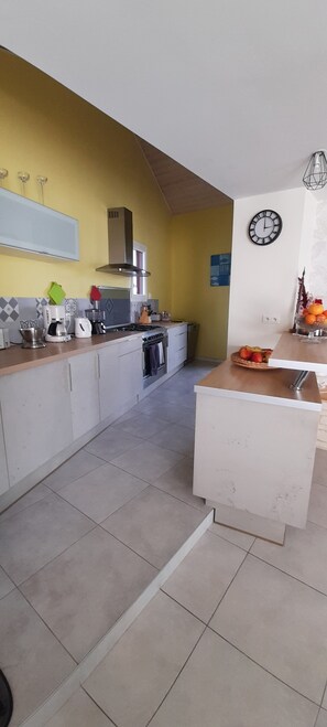 Microwave, oven, stovetop, dishwasher - Maison Atypique Centre de Coëx, Proches des Commerces (Coëx)