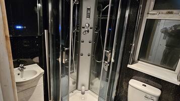 Standard Double Room | Bathroom