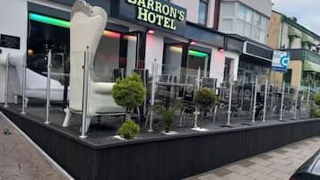 Breakfast and dinner served