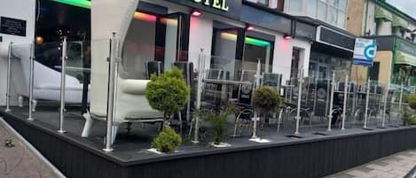 Petit déjeuner et dßner servis sur place