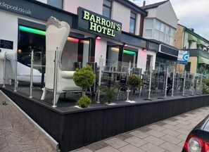 朝食、ディナーに営業