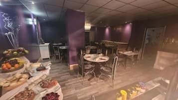 Breakfast and dinner served