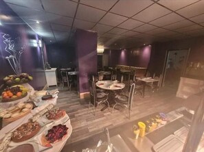 朝食、ディナーに営業