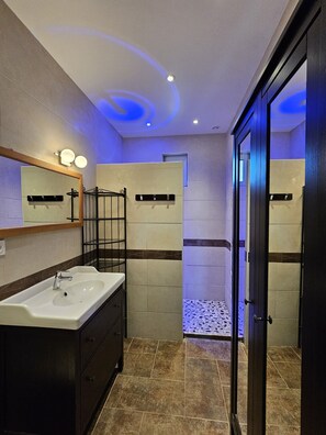 Dusche, Haartrockner, Bidet, Handtücher