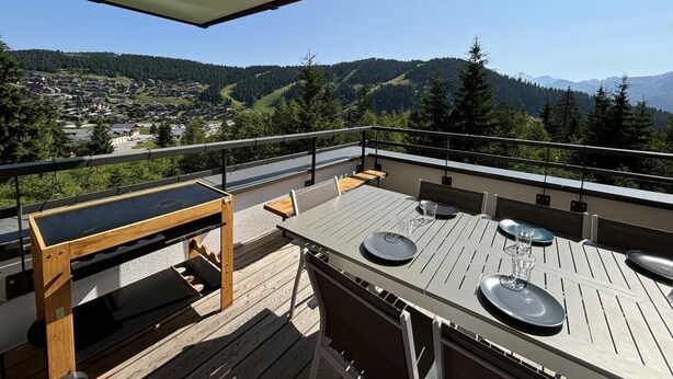 A deck with a table and chairs, overlooking a mountainous landscape. - 250m from ski slopes, Ground floor, terrace, parking, tv, ski locker, 72m², Les Saisies (Villard-sur-Doron)