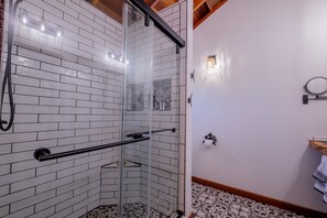 Hårtørrer, håndklæder, Sæbe, Toiletpapir