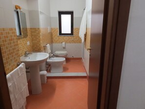 Dusche, Haartrockner, Bidet, Handtücher