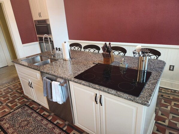 Jääkaappi, mikroaaltouuni, uuni, liesi