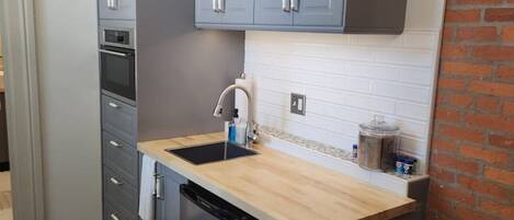 Een koelkast, een microgolfoven, een oven, een kookplaat