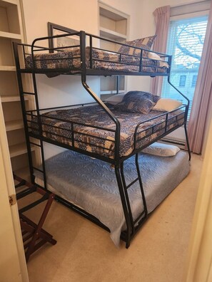 7 makuuhuonetta, työpöytä, silitysrauta/-lauta, Wi-Fi