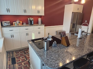 Fridge, microwave, oven, stovetop - Schwartz Castle German Village (Columbus)