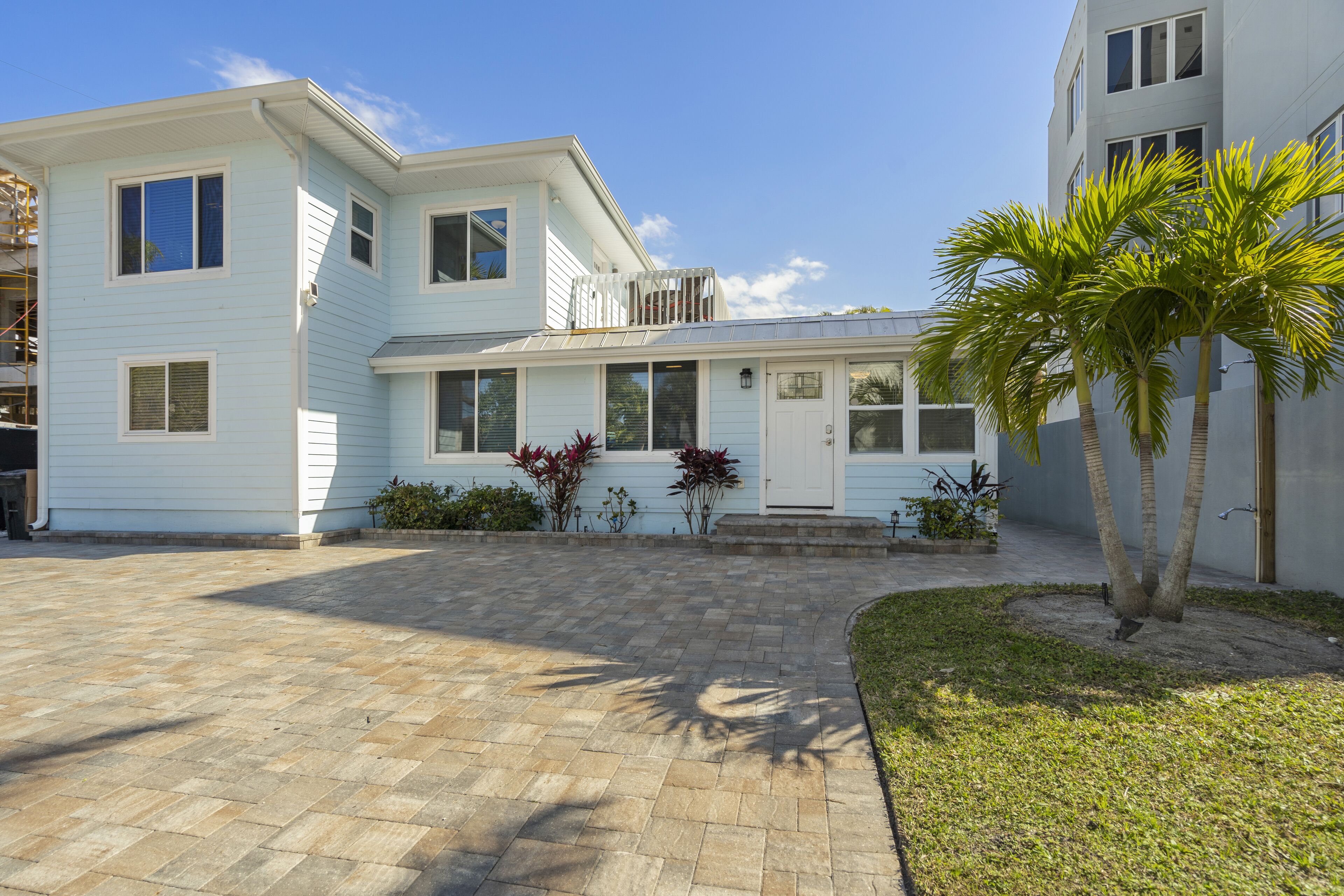 Bright and Beachy 3 Bedroom/2 Bath - Short Walk to Siesta Key Beach & Village