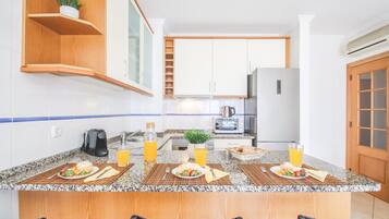 Fridge, microwave, oven, coffee/tea maker