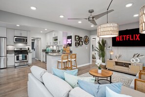 Een smart-tv, videogames, tafelvoetbal en een tafeltennistafel