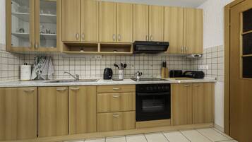 Réfrigérateur, four, lave-vaisselle, bouilloire électrique