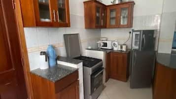 Apartamento, 3 habitaciones | Cocina privada | Frigorífico grande, microondas (previa solicitud) y horno