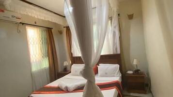 Appartement, 3 slaapkamers | Een bureau, een laptopwerkplek, een strijkplank/strijkijzer, gratis wifi