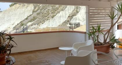 Attic room with terraces facing the sea, close to the beach and Scala dei Turchi