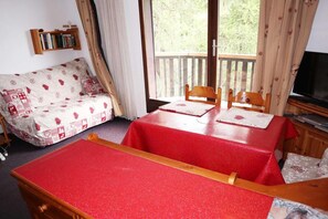Living area - 100m from resort center, 6th floor, balcony, 28m², Les Orres (Les Orres)