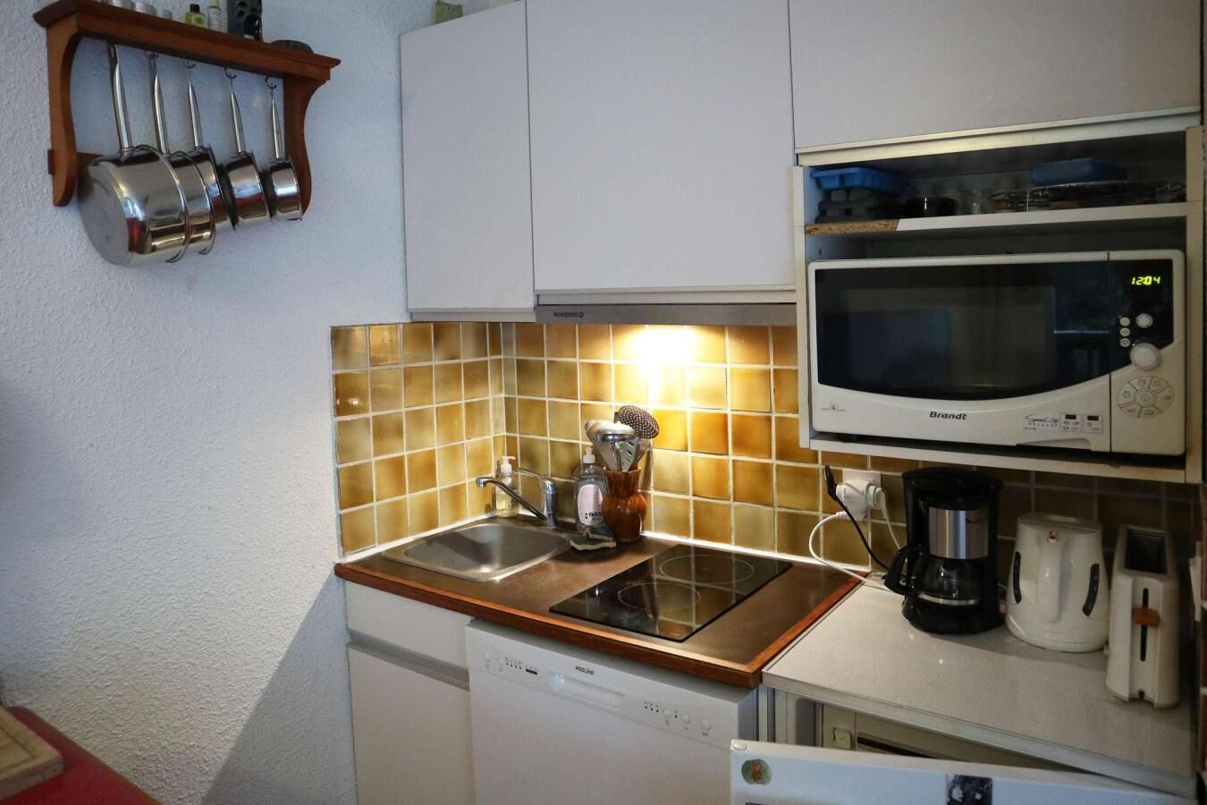 Mikrowelle, Ofen, Geschirrspüler, Wasserkocher mit Kaffee-/Teezubehör