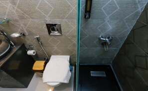Quarto conforto, várias camas, banheiro privativo, vista para o vale | Banheiro | Produtos de toalete grátis, secador de cabelo, chinelos