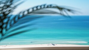 Eine Strandansicht mit klarem türkisblauem Wasser und einem Sandstrand.