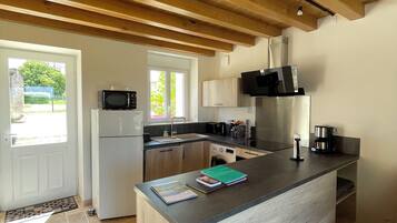 Réfrigérateur, micro-ondes, four, plaque de cuisson