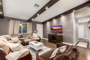 Smart TV, fireplace