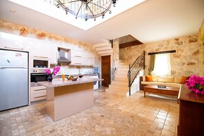 Kjøleskap, mikrobølgeovn, ovn og oppvaskmaskin