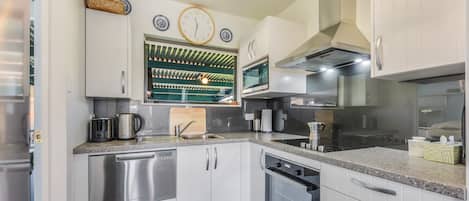 Refrigerador, microondas, lavavajillas y tostadora