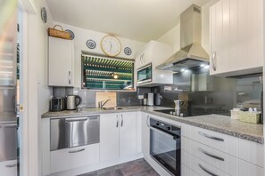 Geladeira, micro-ondas, lava-louças, torradeira