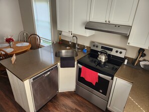 Fridge, microwave, oven, stovetop - Charming 3-bedroom apartment close to dining, shopping, bars, and entertainment. (Manchester)