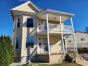 Exterior - Charming 3-bedroom apartment close to dining, shopping, bars, and entertainment. (Manchester)