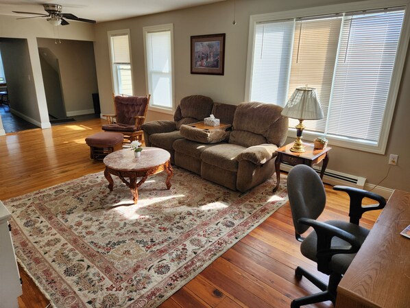 Smart TV, books - Charming 3-bedroom apartment close to dining, shopping, bars, and entertainment. (Manchester)