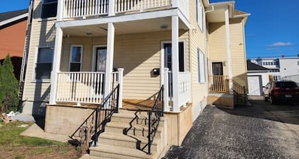Charming 3-bedroom apartment close to dining, shopping, bars, and entertainment.