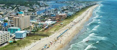 Plage à proximité, chaises longues, serviettes de plage