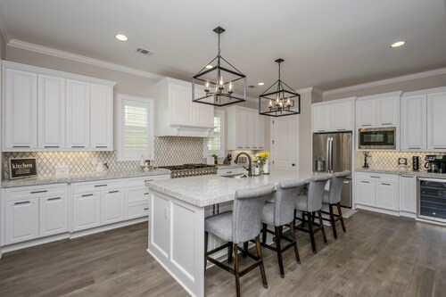 Large, Luxury, Family-Sized Home with Game Room, Screened Porch & Exercise Area